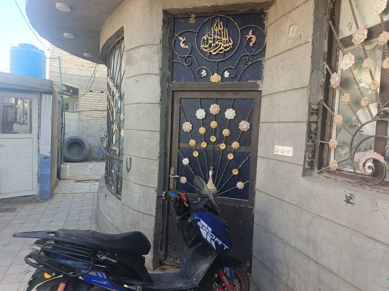 بيت للبيع المساحه 300متر طابو زراعي سند 25 تحويل كافة الاسهم غرفتين نوم وصاله ومطبخ وستقبال وصحيات داخليه وخارجيه حديقه وكراج خدمات كامله تبليط ماء مجاري عرض الشارع 12متر بناء طابوق السقف صب مسلح عنوانه طويريج حي الرياض قرب مدرسة الفظل الاهليه السعر 225مليون مع المجال للتواصل ***********
