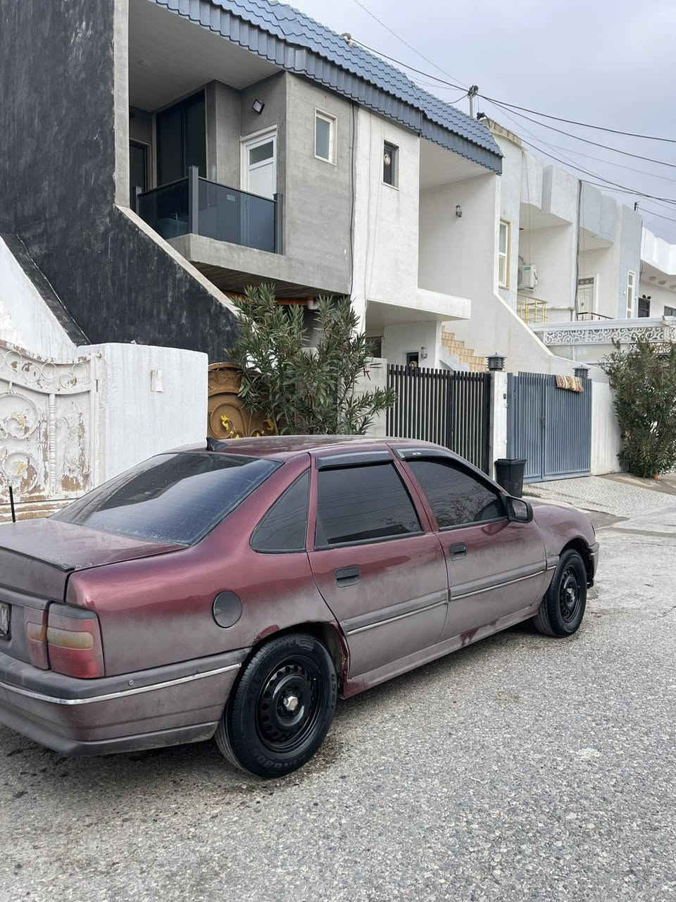 سەرەتا بەناوی خوای گەورە ئۆپڵ ڤیکتڕا علووج مۆدێل ۱۹۹۱ مەکینە ۱٦ قایش پان پاوەر گێڕو مەکینەو تەقەو ڕەقە بەشەرت خایس و ڕزیوی نیە برێک و گەرمی و کارەبایی کامل ئیش دەکات بەشەرت سەیارەکە توندو تۆڵە زۆر زۆر جوان و پاک ماوەتەوە مەکینەی ئەورووپی لۆکی لەسەرە دووکەڵ سەرف بووغار بەشەرت ماڵی فەقیرە هیچ نوقستانیەکی نیە کامل مەسرەف کراوە ناو غووڕفەی لۆک و خاوێن ماوەتەوە سعری ۱۹ گەڵاو کەمێک مەجال ***********
