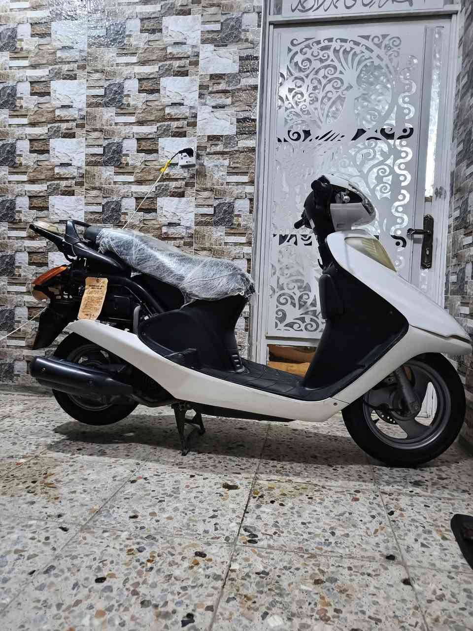 سلام عليكم دراجه سبيسي جديده اي نقص مابيها تجفيت جديد صاله 10ايام  من جفته دهن بدل جديد صاله 2ايام اصلي وكفراتاها موجوده جديدات سعر خاص عل وتساب ***********👉🏻💯
