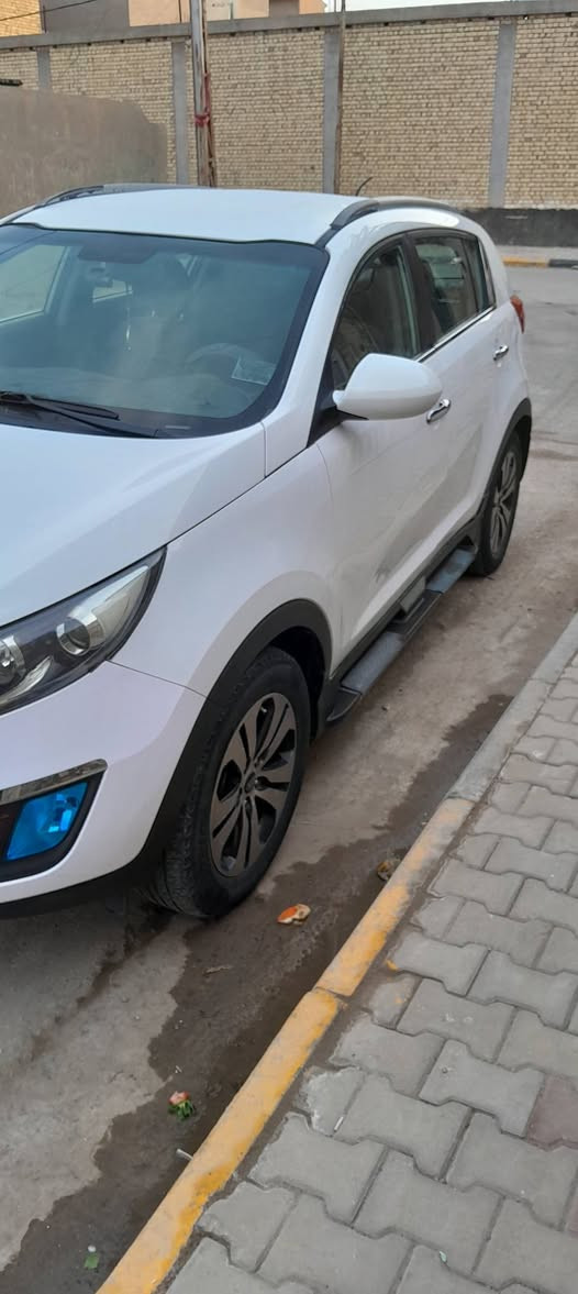 سلام عليكم
سبورتج 2013
خليجي 
محرك 2000
بدون مواصفات 
باب السائق مصبوغ و البقية كفالة

المكان النعمانية 
رقم واسط 
السنوية هذا الأسبوع تنتهي 
***********
