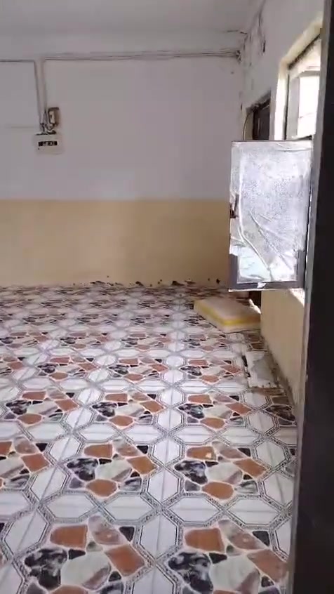 بيت للأيجار حي العسكري خلف المستوصف مساحه ٣٠٠ متر يحتوي عله ٣ غرف وصاله وحمامات داخليه وخارجيه مع الحوش الخارجي مساحته كلش جبيره سعر الايجار ٢٥٠ قفل للأتصال ***********
