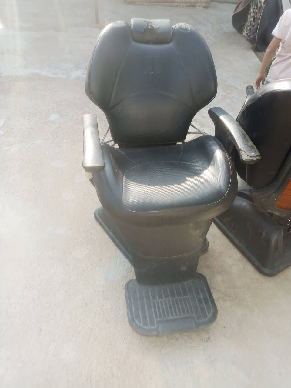 3مريات ابو الميز وبيهن اناره داخليه و3كومدي  و2كراسي شيروكي الضهر ضهر طاك جكات شغالات   العنوان انوار صدر 
***********
