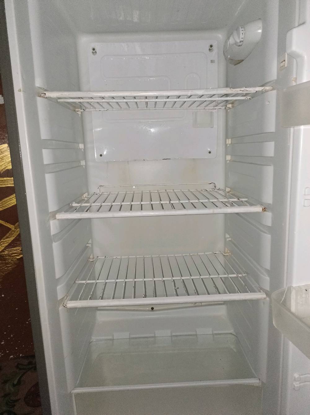 ثلاجة ماركة غير معروفة بحالة جيدة للبيع. تحتوي على فريزر علوي وعدة رفوف لتنظيم التخزين. تعمل بشكل ممتاز ومناسبة للمطبخ أو للمكاتب. سبب البيع هو التحديث لنموذج جديد. السعر قابل للتفاوض.