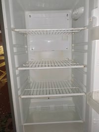 ثلاجة ماركة غير معروفة بحالة جيدة للبيع. تحتوي على فريزر علوي وعدة رفو...