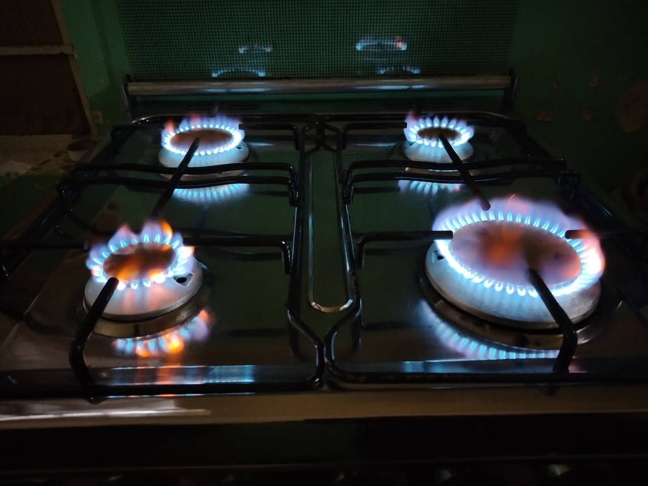 طباخ مصري ٤ عيون نضيف وشغال
نضام بوراي. فرن خطين
السعر ١٠٠
العنوان كراج الشمال 
لتواصل ***********
