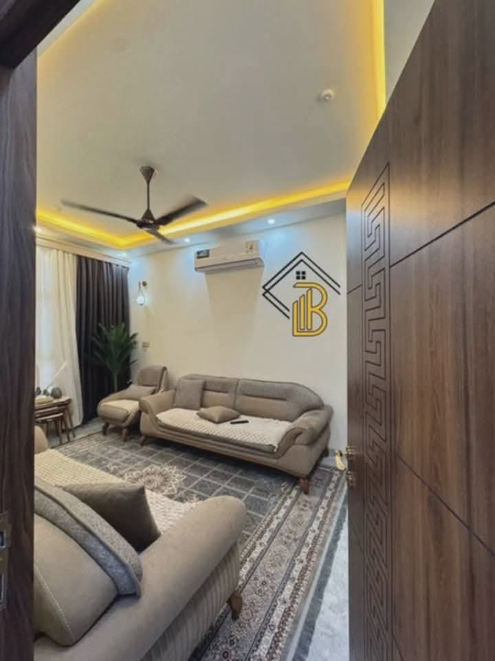 بيت للبيع في حي الجامعة شارع هدى سجاد طابقين يتكون من غرفة +صالة+استقبال+مطبخ+صحيات داخلية وخارجية
والطابق الثاني يتكون من غرفتين +صالة+صحيات 
_______________________________________.
سعره باليد 130 ومطلوب اسكان 33 يستحق دفع الاسكان بعد 6 سنوات لان مدفوع مقدمة .. للاستفسار الاتصال على الرقم ***********
بيت للبيع في حي الجامعة شارع هدى سجاد طابقين يتكون من غرفة +صالة+استقبال+مطبخ+صحيات داخلية وخارجية

