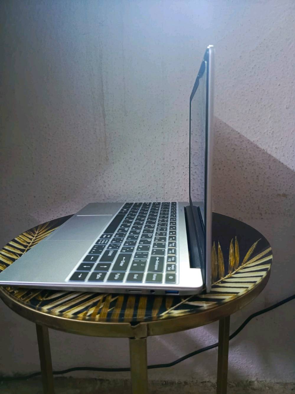 اخوان هذا اللابتوب ياباني مدري صيني المهم جديد بالكارتونة ما مستعمل مثل ما موضح بالصورة نظامه والذاكرة مالته يفيد الناس اللي يحبون يباعون انمي مسلسلات افلام برامج اوفيس وورد باوربوينت والجودة مالته تخبل يشغل 4k كيبورد انكليزي وياباني  ما يفيد للألعاب والتصميم وياه الشاحن مالته الاصلي وماوس الشراي يدخل خاص وسعره ١٤٠ الف