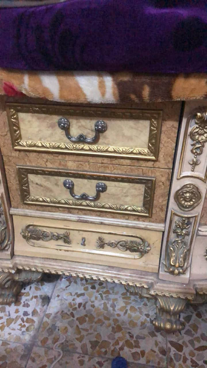 جمعه مباركه غرفه أخشاب مصري متكونه كنتور جربايه ميز مرايه كومديات ميز تلفزيون سعرها مليون وبيها مجال نظيفه مكاني بغداد شعب دور النفط ***********
