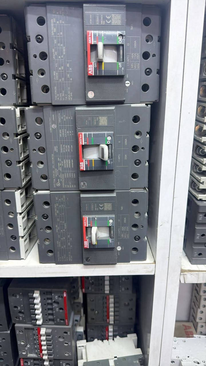 يوجد لدينا قواطع وكونكترات 
اصلي باله ABB 
العنوان بغداد عكد النصارى 
يوجد خدمه توصيل 
👈***********👉
