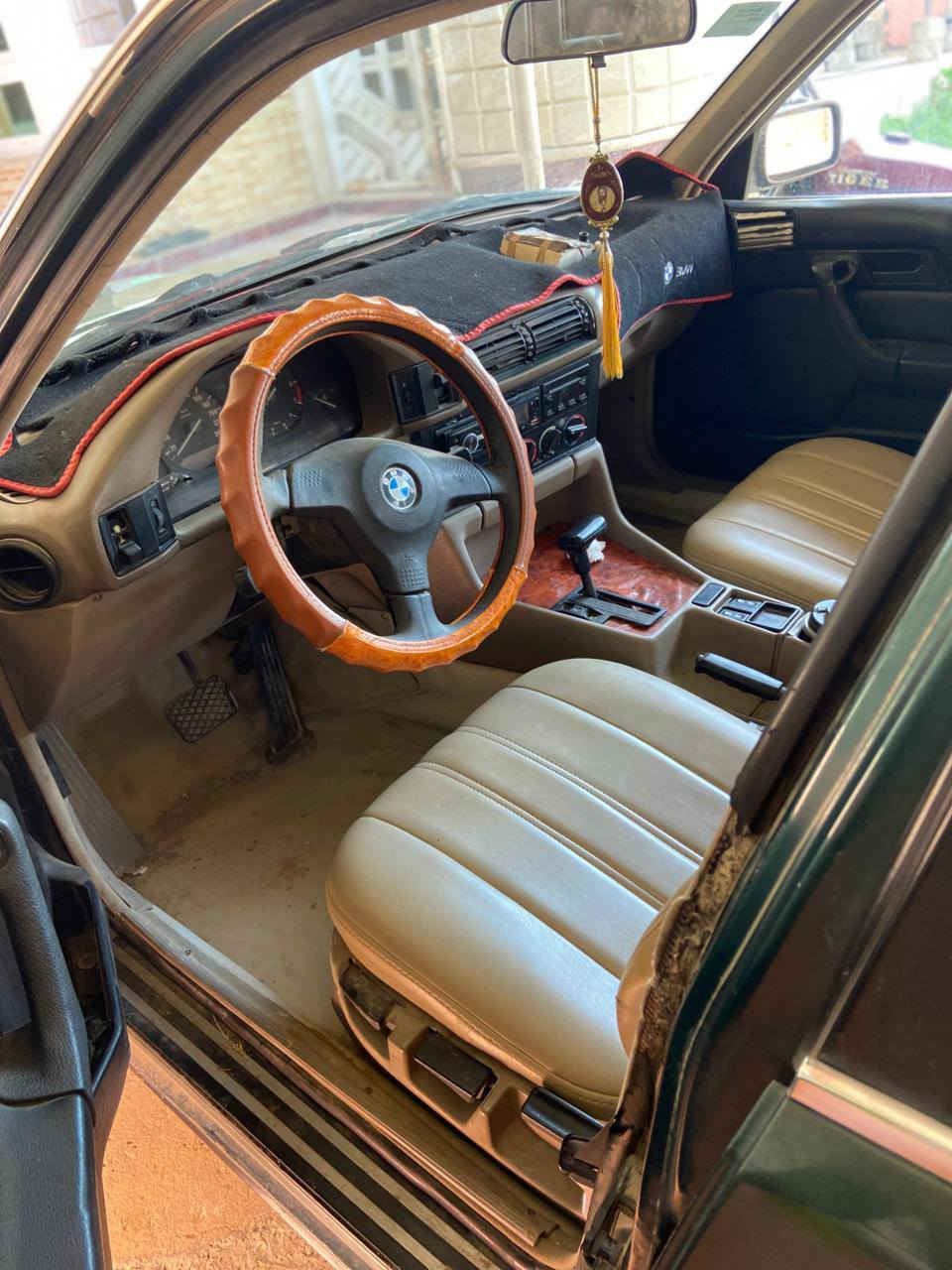 BMW _520_محرك وكير 525
_كير اوتوماتيك _
*_طخم جديد 
*-تايرات جديد 
*_شرعيها اني شرط التحويللل  
*_سيارة محتاجه صبغ 
*_تبريد ما شغاال،/منضومة تبريد بيها وكمبريسر بي كامل بي 
*_دواخل جلدد 
*بيها طخة يتعدل عل بارد جهة سايق جاملخ التاير الخلفي 
*السعر48 وبيها مجال حك جية ❤❤
للاستفسار: ***********
***********
