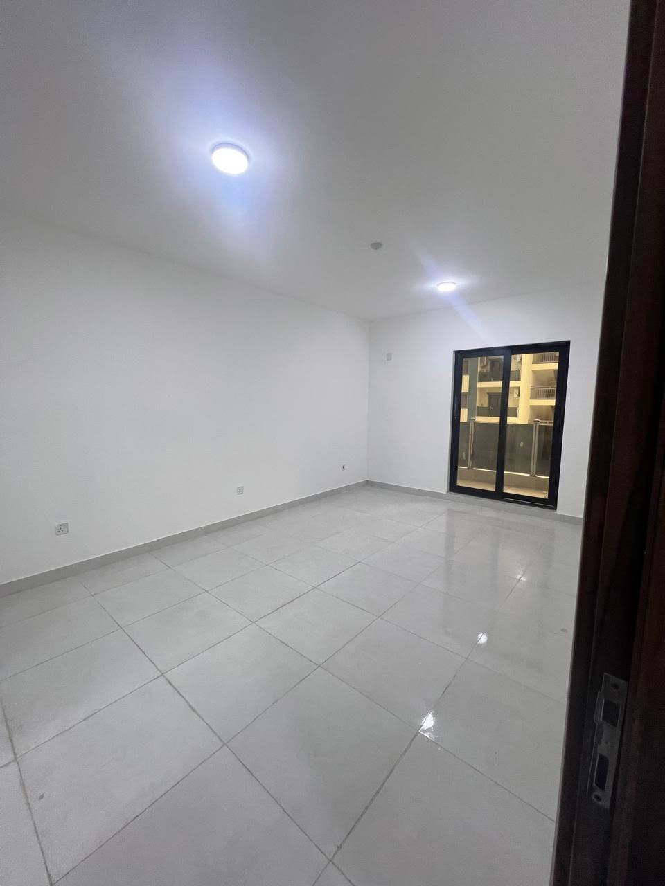 مجمع دار السلام السكني-الموقع: شارع مطار المثنى
المساحة: 205 م² (طابق وسطي)-3 غرف نوم من ضمنها واحده ماستر+ حمام ضيوف 
وحمام للعائلة 
الإطلالة:  على المول
 الشقة جديدة  وغير مسكونة سابقاً
 الإيجار: ،1.150.000 دينار شهرياً
***********
