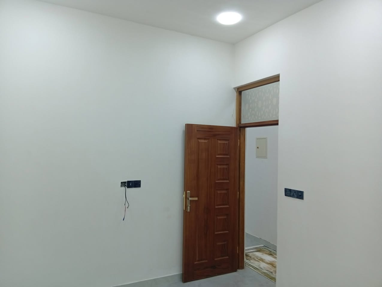 السلام عليكم دار للبيع مساحة 100م مدخلين استقبال  وطبخ وغرفة وحمام طابق واحد بناء حديث زيرو سند 25 مكاتبة وكالة ونسخة من السند بيت جاهز تسليم فوري مكان الدوانم بيع نقد واقساط اللاسفسار 
الاتصال رقم واتساب فقط ***********
