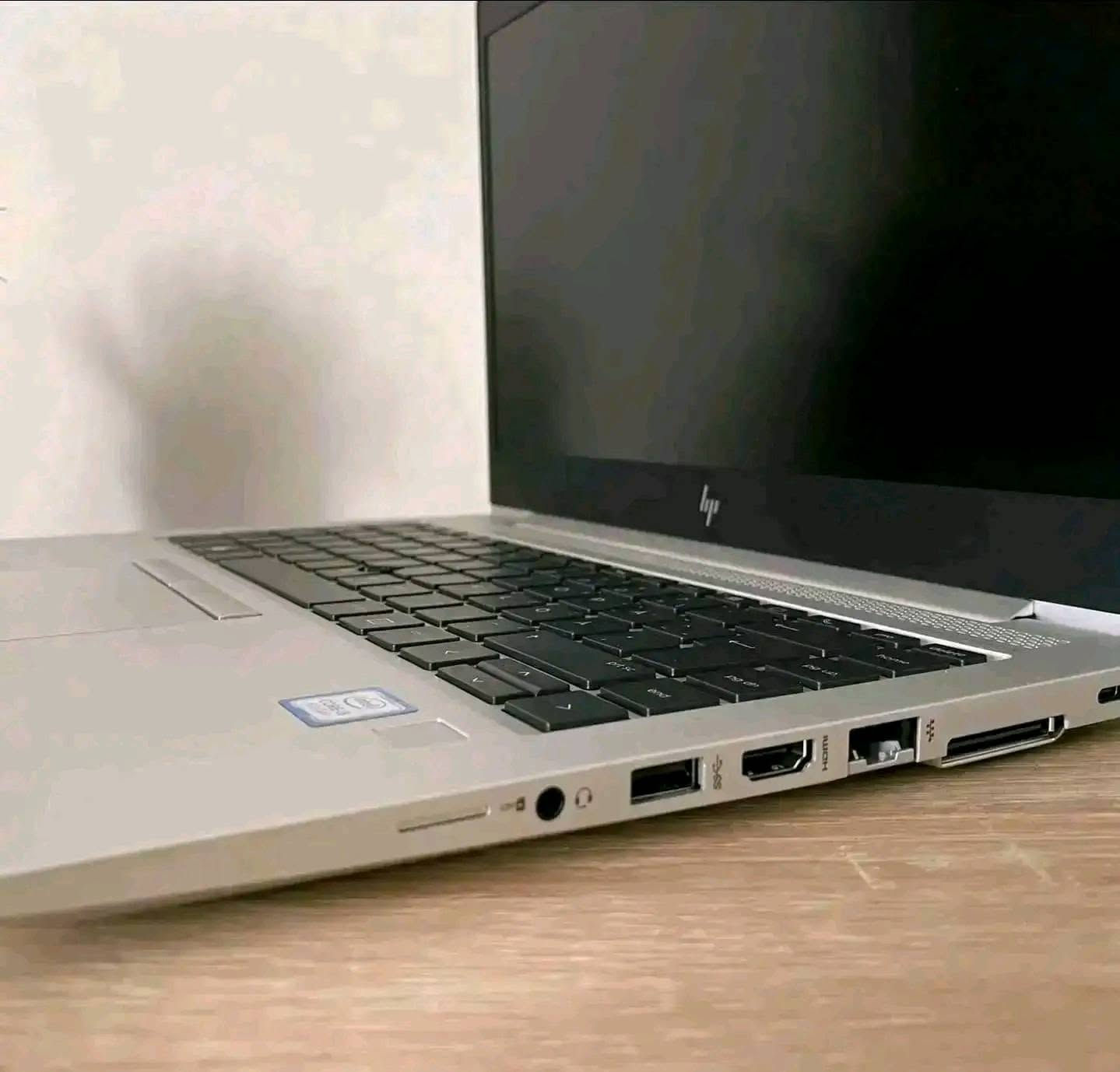 لابتوب hp Elitebook الشكل الحديث هيكل المنيوم الجيل الثامن للبيع 
الحاسبه سوبر سلم وهيكل معدني انيق جدا 
الجيل الثامن
المعالج core i5 الجيل الثامن
رام 8 كيكا DDR4
هارد 256 كيكا SSD
كرت الشاشه Intel Uhd 630 حجم 4 كيكا
الشاشه حجم 14 انج ضد التوهج 
باتري ليثيوم 6 خلايا  شحن سريع 65 واط والباطرية ممتازة
كامره دقة hd
 منفذ تايب سي و رام  وhdmi وباقي المنافذ   الحاسبه كلش نضيفه وحلوه
السعر 325 الف


**إذا كنت صاحب هذا الإعلان وتريد حذفه لأي سبب، رجاءا أرسل رسالة إلى الدعم الفني**