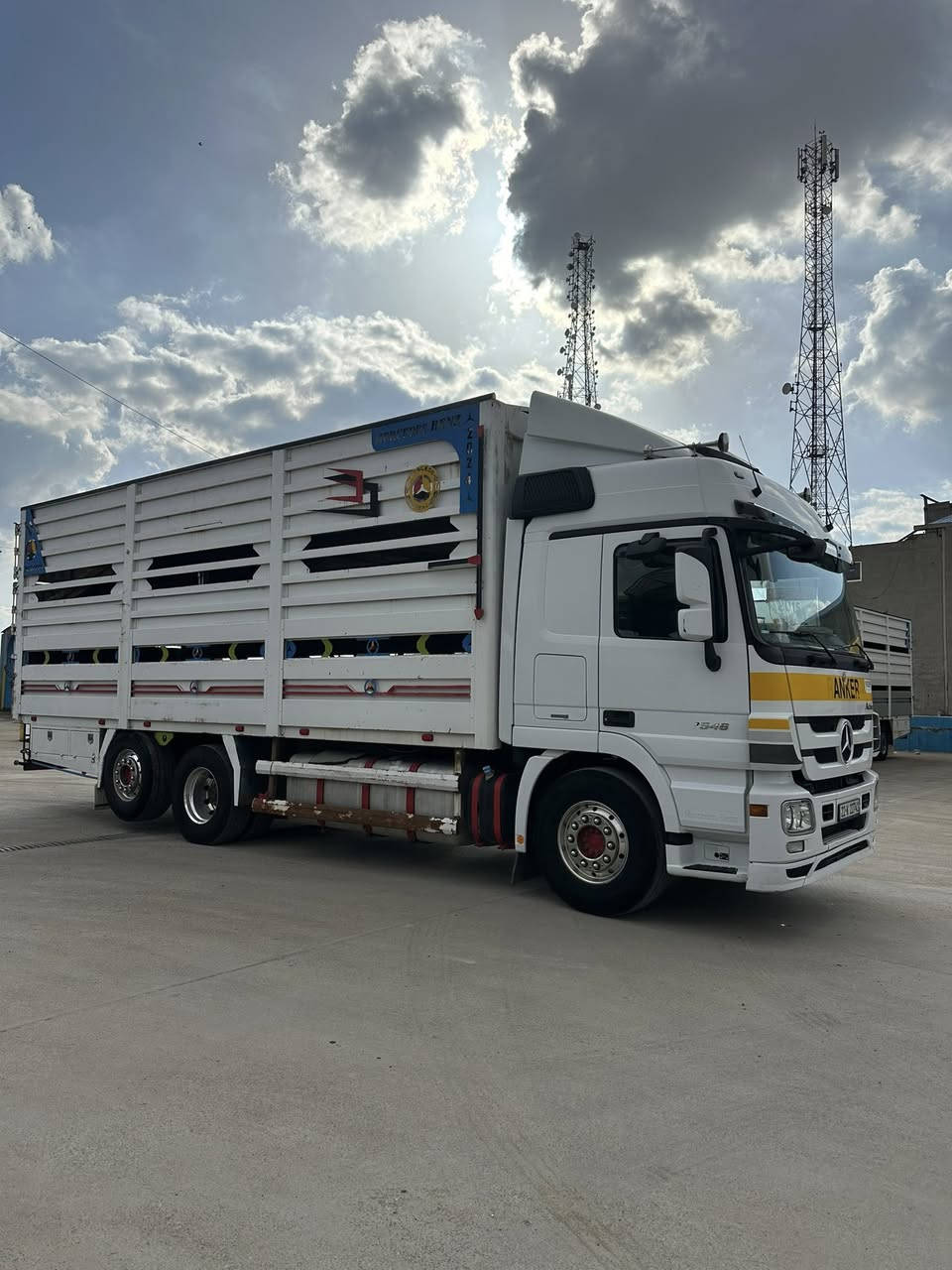 اكتروس للبيع
سيارة مرسيدس اكتروز 
٢٠١٤ 
محرك ٢٥٤٦
مواصفات : تبريد + رتايدر + ثلاجة 
كليج ٨ نمرة 
بدون صبغ مكفوله 
محرك مكفولة بشرط
ماشي ٨٠٠ الف كيلو
للإستفسار :  ***********
***********
