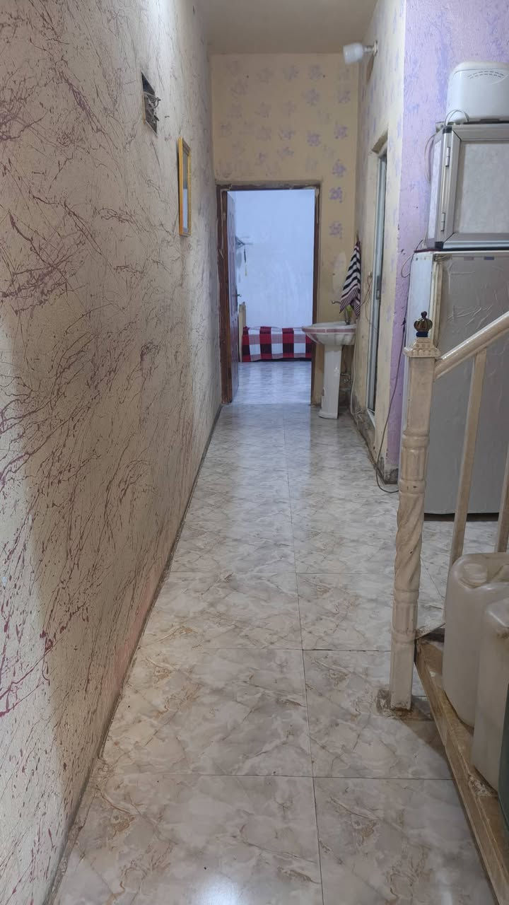 دار للبيع مقابيل مدرسة المسار يبعد عن المدرسة ٢٠ متر  المساحة ١٠٠ متر 
يحتوي على طرمة واستقبال وممر يدخل للبيت مطبخ  غرفتين
صحيات داخلية وتواليت خارجي
مع حمام وتواليت أيضاً بل طابق الثاني ما كاملة
اساس مسلح صب
البيت كامل 
للاستفسار الاتصال على  الرقم أو خاص ***********
