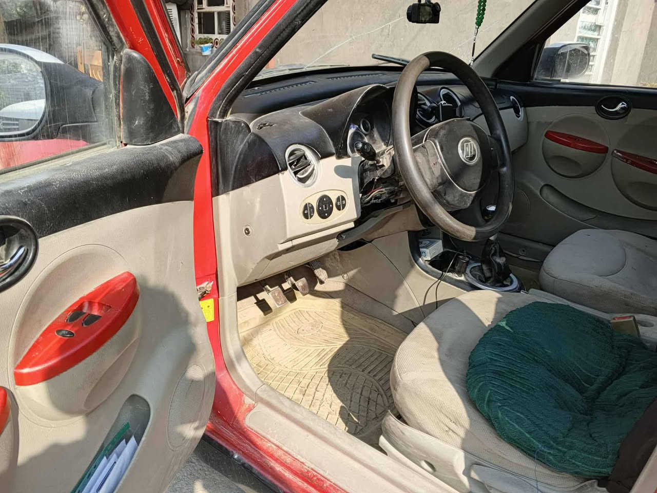 السلام عليكم بيع او مراوس  عندي ليفان 320 موديل 2013 كير عادي رقم قادسيه انكليزي مالكهه حله الولد يريد تحويل جاهزه من كولشي ضربه جاملغ جهة السايق وبيهه صبغ اثر جراد الجاملغ الثاني والبنيد بدون ضربه السياره لونين ابيض واحمر تبريد ثلج صرف قطاره كير مكينه حداديه كولهه مكفوله مكاني الديوانيه السعر 33 وبيهه مجال بصيط ***********
