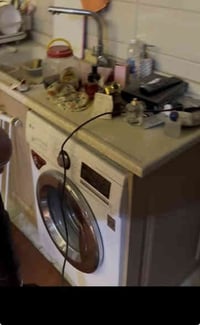 غراض بيت بزيونة شلنه منه قبل سنة بالضبط وباقيه الغراض بي حتى مماسحها و...