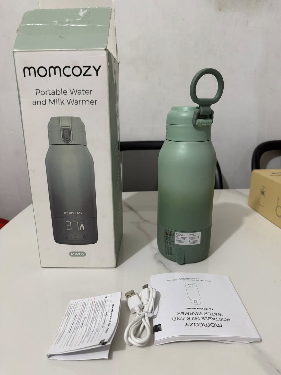 هو سخان حليب وماء محمول من ماركة Momcozy. اصلي باله

إليك أبرز مواصفاته ومميزاته:

تسخين سريع: يسخن الماء في 3 دقائق والحليب في 5 دقائق. 

سعة كبيرة: تتسع لـ 17 أونصة (حوالي 500 مل). 

بطارية قوية: يمكنها تسخين الحليب حتى 8 مرات أو الماء حتى 24 مرة بشحنة واحدة. 

تصميم آمن: غطاء مانع للتسرب ومواد آمنة خالية من BPA. 

وضع مزدوج: يتيح التسخين المباشر لحليب الأم أو تسخين الماء لتحضير الحليب الصناعي. 
 اعلى سعر ابيع 
الحجز ع الخاص 
متوفر توصيل


**إذا كنت صاحب هذا الإعلان وتريد حذفه لأي سبب، رجاءا أرسل رسالة إلى الدعم الفني**