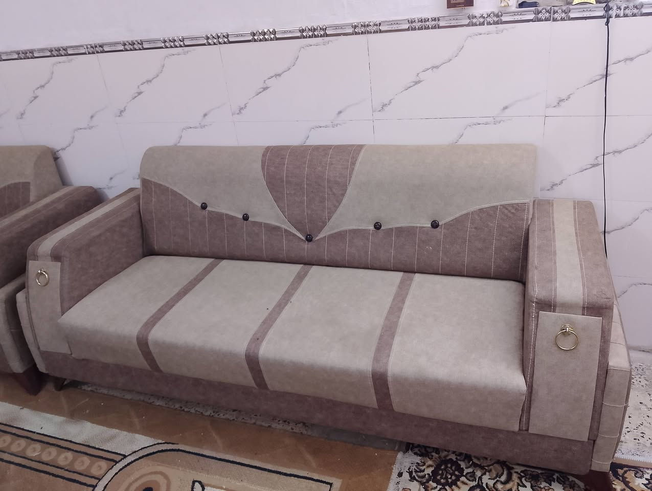 تخم قنفات للبيع ...خمس قطع ..عشر مقاعد نظيفات اخو الجديد ...السعر  275   المكان الماجدية  للاستفسار ***********
