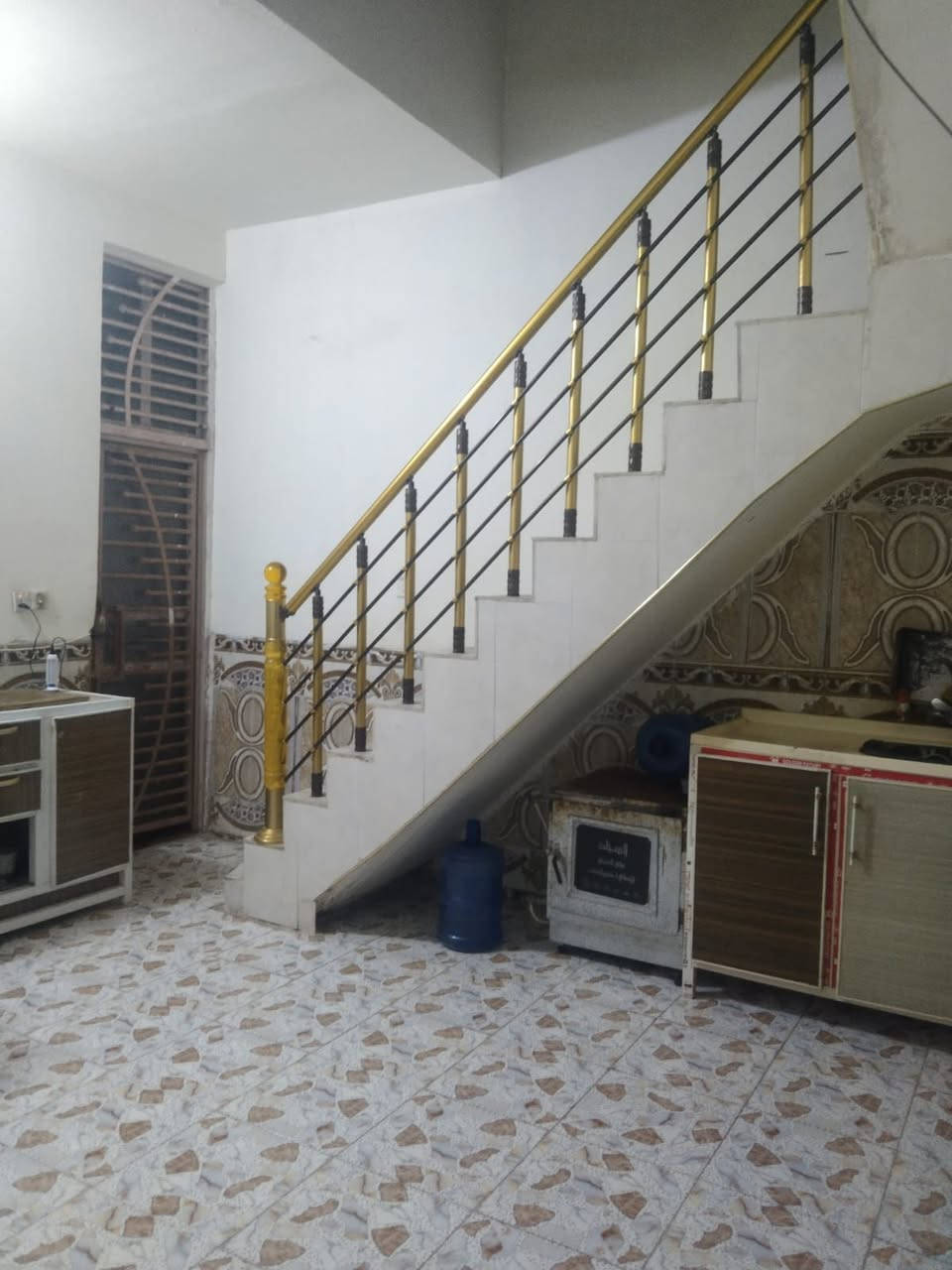 دار للبيع المساحه 220 متر طابقين بناء جديد كونكرية يحتوي على غرفتين وصاله وستقبال ومطبخ وصحياة وحمام الطابق الثاني يحتوي على غرفتين وصاله ومطبخ وصحياة وحمام العنوان حي العسكري الثانيه قرب حسينية ام البنين شارع ٦٠ مرجعة مكتب الكعبي للعقار *********** وتساب اتصال
