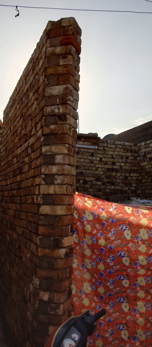 سلام عليكم بيت البيع مساحته 100نزال 20وجه 5 يحتوي على فرفه ومطبخ ومجمع صحيات دخل  وخارج البيت مزكوف عل نص الصاله ولكلدور مامزكوفات ابو غرق بهيثم الجبوري شارع 2 / ***********
