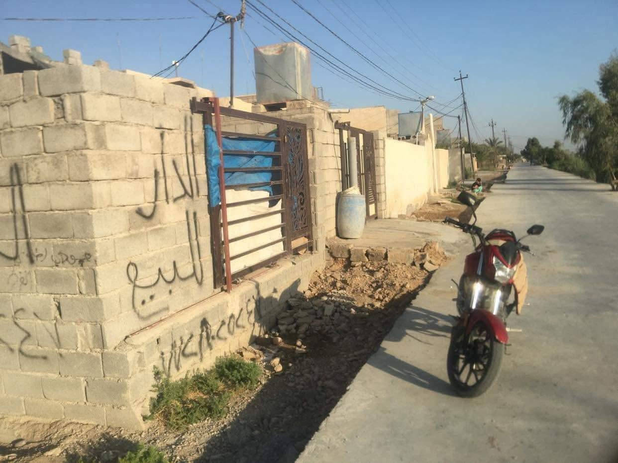 السلام عليكم
هيكل كامل  للبيع طابو ملك صرف التفاصيل \ غرفه + مطبخ + صاله + استقبال + مناور ثنين 
 المساحه100 متر + فضله من ضمن البيت 10متر ترهم گراج او حديقه 
الشارع صب  الموقع تقاطع ساده نهر شيخ 
السعر ٣٨وبي مجال شي بسيط 
الاستفسار ***********
