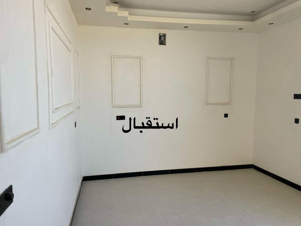 ## منزل للايجار
مساحة المنزل: 110 متر مربع

الموقع: (التقية الثالثة /مجمع الروان / مقابيل معمل الغاز/يقع المنزل فى البلوك الاول فى الجهة اليسرى من مكتب مبيعات مجمع الروان،قرب بوابة الدخول)
يتكون من :
مطبخ ،غرفةنوم،استقبال،صالة،
صحيات خارجيّة وداخلية وبيتونة.
المنزل بناء حديث 

الماء والكهرباء الوطني على المالك

السعر: [350 الف شهريا نهائي]

للاتصال: [***********]

تفاصيل اكثر بالصور والفديوهات ادناه
