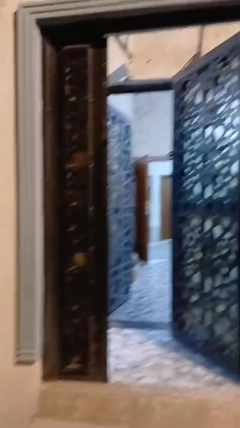 للإيجار شقه أرضيه جديده وموظحه بالفديو منطقة العاليه سعر الإيجار 450 المنطقه هدوء والجيران مرتبين والشقه مستقله . للاستفسار أكثر الإتصال // *********** واتساب
