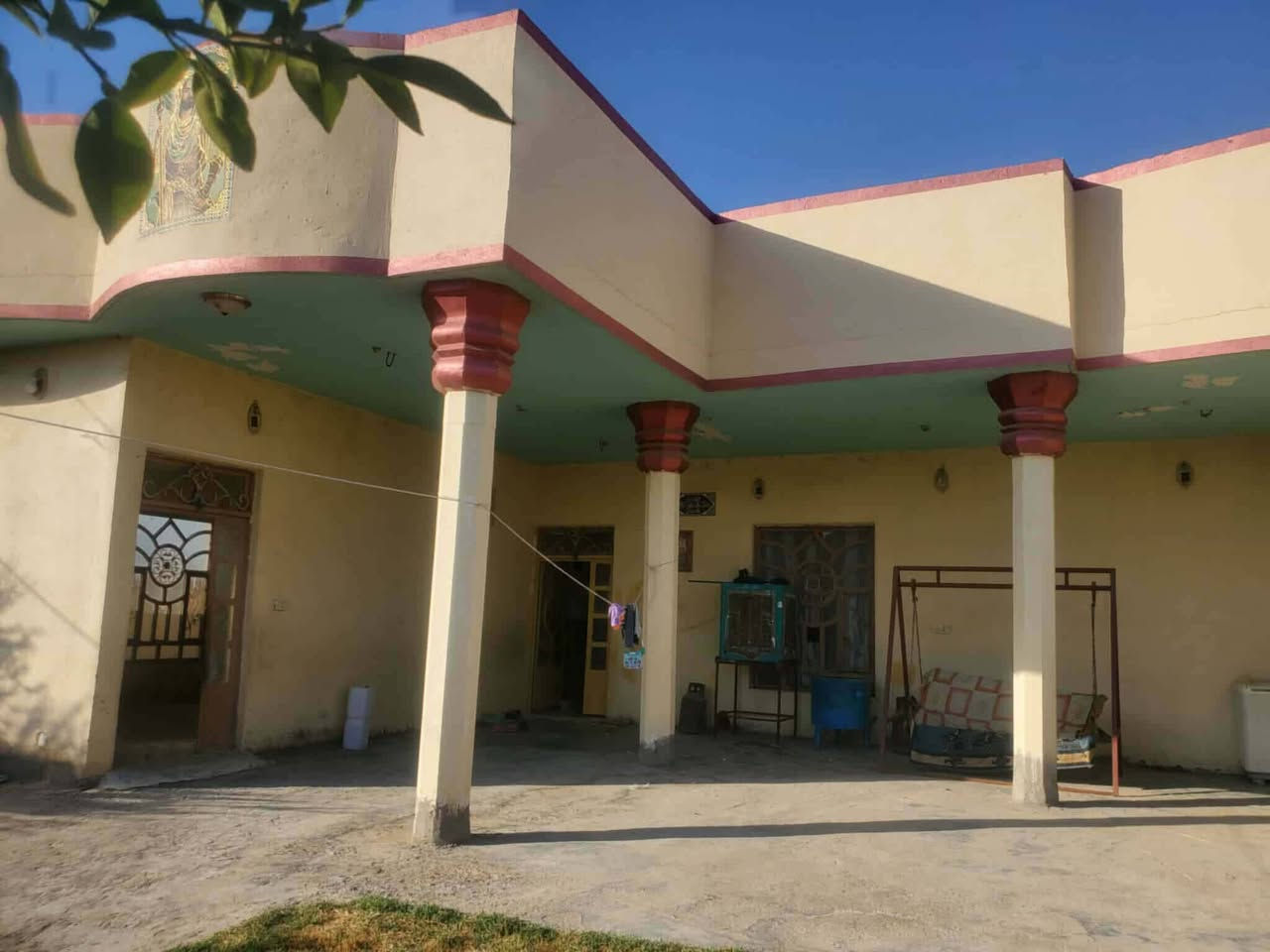 يا الله
 بيت للبيع مساحته ٥٠٠متر كونكريت مسلح على طريق السنية  يتكون من ٣غرف نوم ومطبخ وصاله وبراني وصحيات داخليه وخارجيه وحديقتين أمامية وخلفيه مزروعه نخل حلاوي وتين يبعد عن الشارع 150 متر متوفر كافة للخدمات 
للاستفسار ***********
