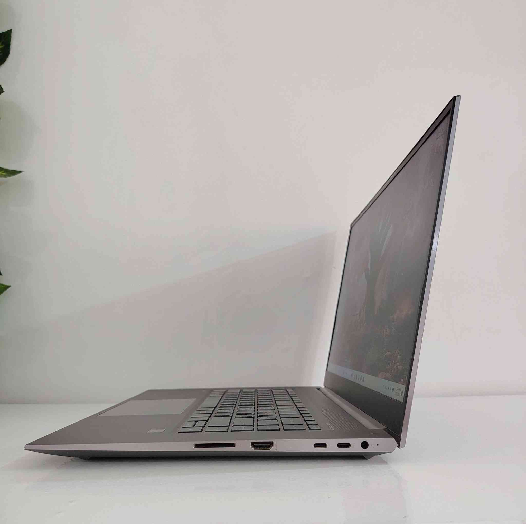 لابتوب Hp zbook Studio G7
مناسب جداً لأعمال التصميم والهندسة والمونتاج المتوسط إلى الثقيل، ويشغل برامج مثل AutoCAD وAdobe Premiere Pro وSolidWorks بدون مشاكل.
المعالج فئة H قوي للأعمال الاحترافية والرندر والتعددية، والرام 32GB ممتازة للشغل الثقيل وفتح عدة برامج بنفس الوقت.
كرت NVIDIA Quadro T1000 Max-Q مخصص لمحطات العمل أكثر من الألعاب، لذلك ممتاز للتصميم ثلاثي الأبعاد والهندسة.
يفيد أيضاً للبرمجة، تشغيل المحاكيات، والعمل على مشاريع كبيرة، وحتى المونتاج بدقة 4K بشكل جيد. 

Hp zbook Studio G7 Workstation 
Core i7-10850 H 
32GB  ddr4
512GB  ssd m.2 Samsung
Nvidia Quadro T1000  with Max-Q Design 
Intel UHD Graphics 8 gb
15.6 FHD
السعر: 790 الف دينار 
يوجد توصيل 
بيها ضرر بسيط، موضح بالصورتين


**إذا كنت صاحب هذا الإعلان وتريد حذفه لأي سبب، رجاءا أرسل رسالة إلى الدعم الفني**