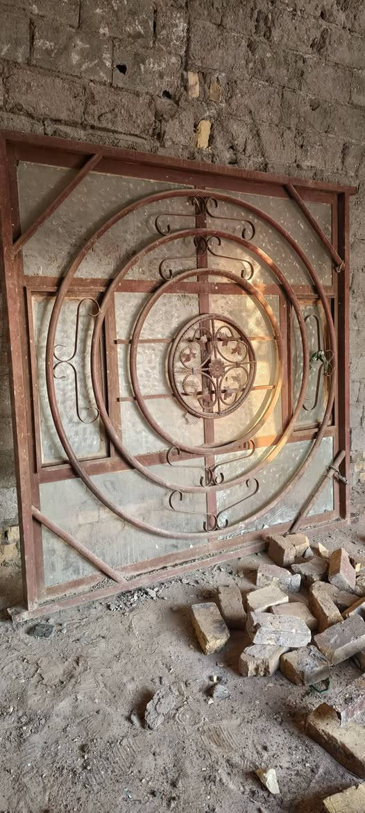 ابواب عدد ٤ + شباك مترين في مترين للبيع حي ابو سكينه نهاية شارع البريد ... ***********
