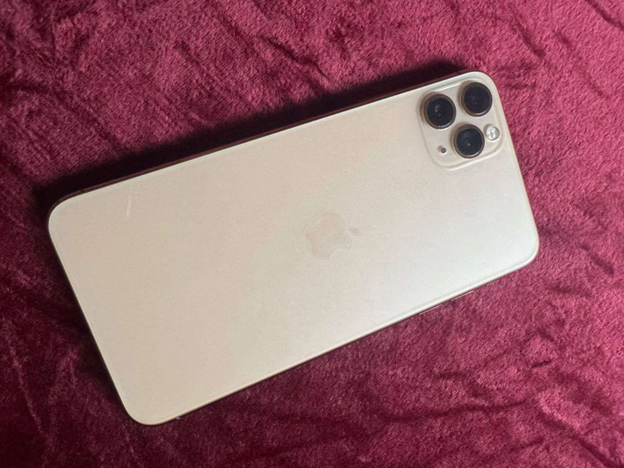 ايفون ١١ برو ماكس ذهبي
جهاز فقط مبدل شاشه ونوعيه حلوه 
بصمه وجه شغاله 
شحن ممتاز ميصرف 
ذاكره ٢٥٦ 
بطاريه ٧٤ 

سعر ٣٠٠ وبي مجال 
***********
