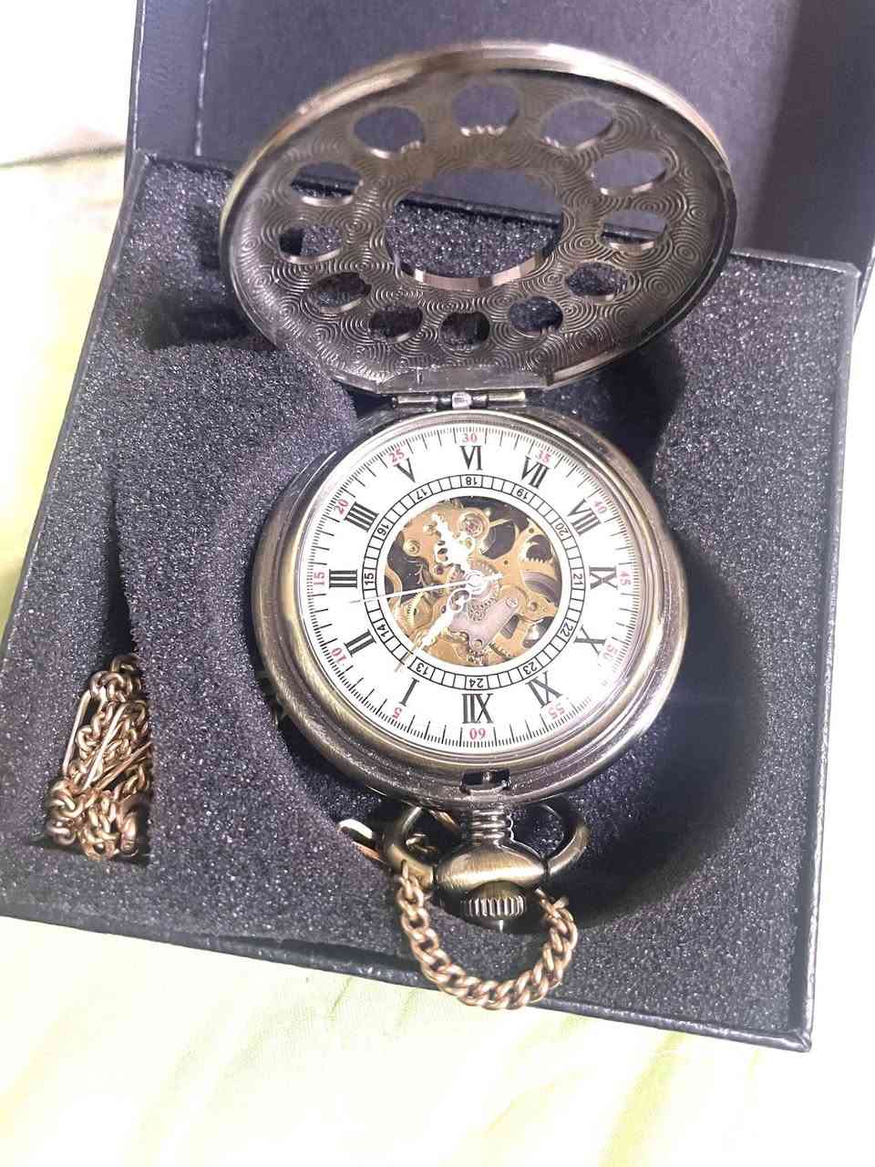 ساعة جيب ميكانيكية أوتماتيك تكويك القطر 46 ملم أرقام لاتينية وقت مضبوط جداً السعر مع التوصيل 45 ألف للمهتم خاص *********** المكان كركوك يوجد توصيل
