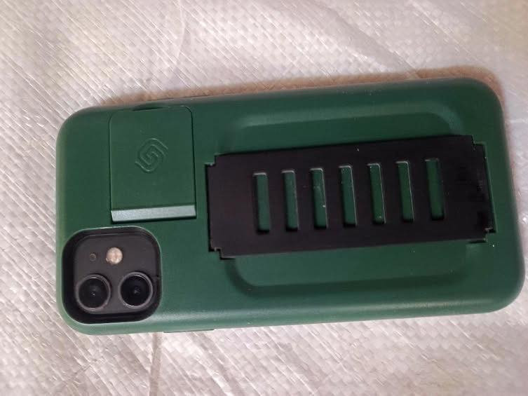 سلام عليكم 
ايفون11 عادي 
ذاكره١٢٨
مبدل شاشه واكع ونكسرت بس شغال طبيعي 
بطاريه بلاديه ٧٥
ضهر مفطر 
مكان نجف  قيم واخذ
*********** واتساب
