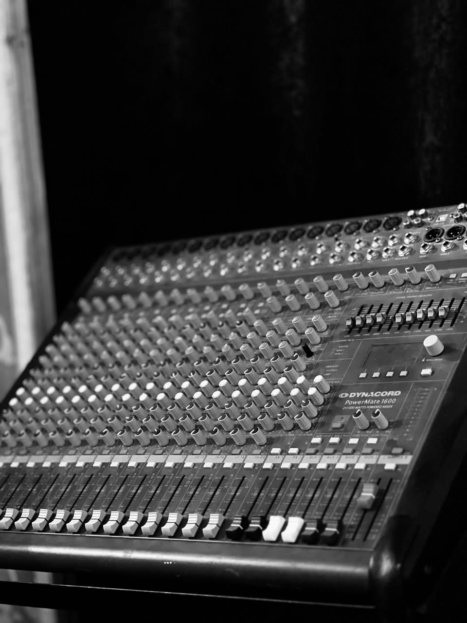 #سلام عليكم ورحمه الله وبركاته 
يوجد سماعات ارسيئف كهربائي715 وجهاز  داينيكورد كوبي وباورات ولاقطات جاسكو والشور والسنهايزر ملاحضه السماعات كهربائي استخدامهن بس 10 ايام للاستفسار عل هذا الرقم ( ***********)(***********) 👉🏾👇🏾👇🏾🖤
