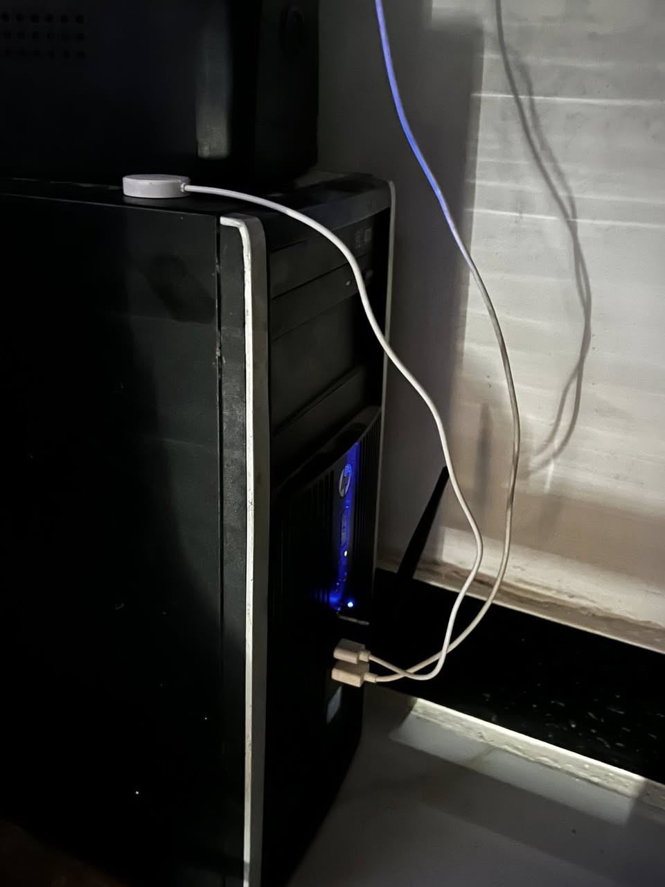 حاسبة جيمنج  متكاملة للبيع (HP Compaq 6200 Pro MT) 🖥️  ب (175 الف )
الحاسبة نظيفة جداً وجاهزة للاستخدام المباشر (للدراسة، العمل، والألعاب مثل GTA V). مضاف لها كارت شاشة خارجي ونظام خزن مزدوج فائق السرعة، ومحملة بـ أكثر من 40 لعبة جاهزة!
⚙️ المواصفات الفنية (Specifications):
 المعالج (CPU): Intel® Core™ i5-2400 بتردد يصل إلى 3.10 GHz (قوي واعتمادي للمهام اليومية والألعاب المتوسطة).
 التخزين (Storage): نظام هاردات مزدوج يجمع بين السرعة والمساحة:
 هارد SSD: فائق السرعة مخصص للنظام والبرامج لضمان إقلاع الحاسبة بثوانٍ وسلاسة تامة بالاستخدام.
 هارد HDD: مساحة إضافية مخصصة لخزن الألعاب والملفات الكبيرة.
 الذاكرة العشوائية (RAM): 8 جيجابايت (تتكون من 4 مسارات/Sockets، مما يعطي استقراراً ممتازاً للنظام).
 كارت الشاشة (GPU): NVIDIA GeForce GT 630 بمساحة فعلية 4 جيجابايت (4096 MB Dedicated VRAM) ويصل مع الرام إلى أكثر من 8 جيجابايت تفاعلي.
 النظام الافتراضي: Windows 11 Pro (محدث ومستقر بالكامل).
 الكيس (Case): كيس HP Compaq الأصلي، متين ويتحمل الشغل الطويل، مع منافذ USB أمامية وخلفية متعددة.
🎮 أداء الألعاب (Gaming Performance):
الحاسبة مجهزة ومحملة بـ أكثر من 40 لعبة متنوعة مسبقاً، وتتميز بتشغيل ألعاب مشهورة بشكل ممتاز، مثل:
 GTA V (شغالة وسلسة بدون مشاكل)
 ألعاب كرة القدم (PES / FIFA الإصدارات المتوافقة)
 باقة ضخمة تزيد عن 40 لعبة كلاسيكية وجيمنج خفيف جاهزة للعب فوراً دون الحاجة لتحميل.
📌 ملاحظات إضافية:
 بفضل هارد الـ SSD، الحاسبة سريعة جداً وممتازة لطلاب الجامعات (بحكم تحملها لبرامج الدراسة والتصاميم) وبنفس الوقت ممتازة للتسلية والألعاب.
 نظيفة ومفتوحة للفحص بالكامل قبل الشراء.
📞 السعر وتفاصيل التواصل: (175 الف) دينار عراقي.
للمهتمين يرجى المراسلة على الخاص أو الاتصال على الرقم: ***********.
