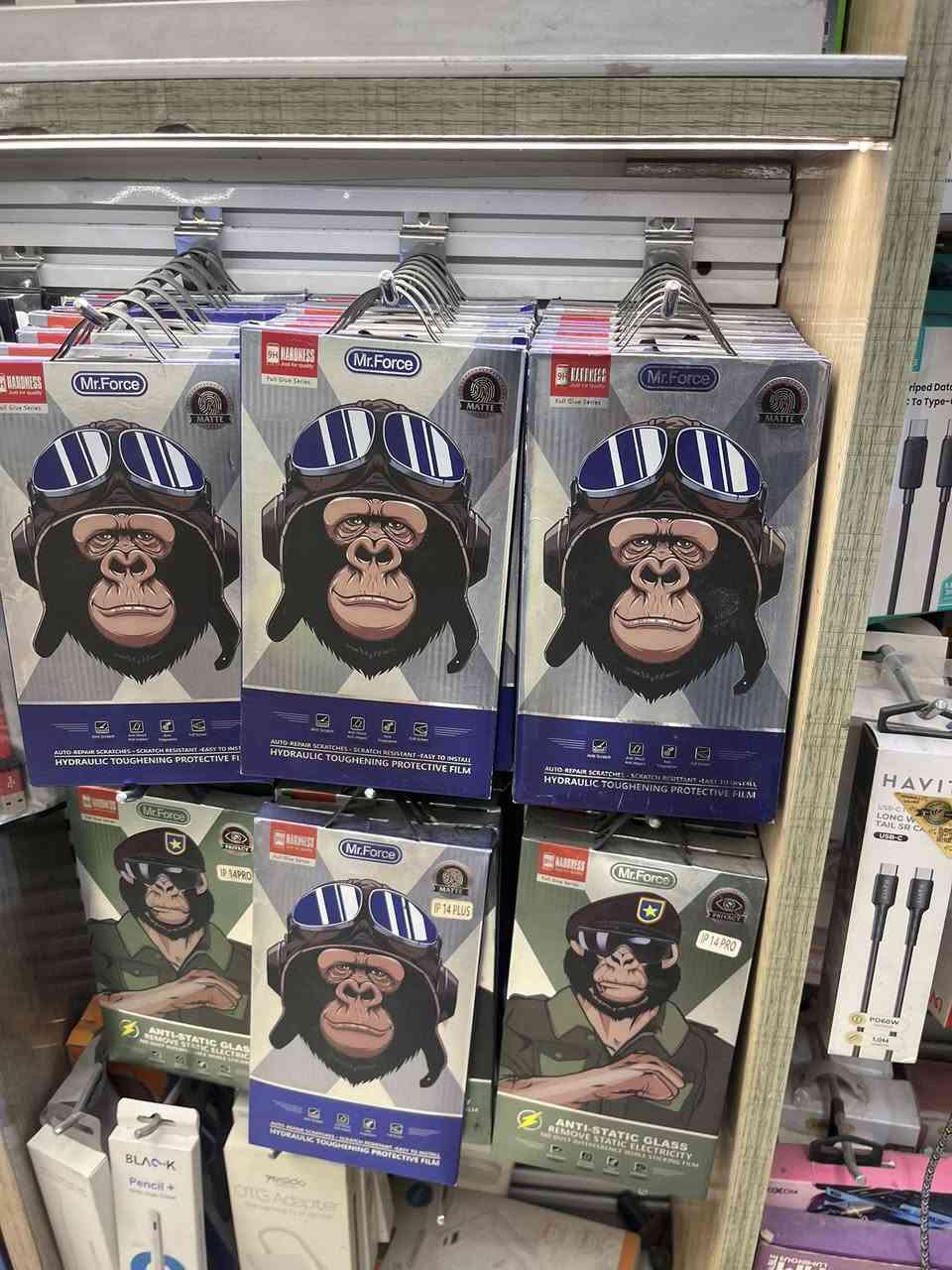 اكسسورات محل موبايلات كامله. حافظات مال اجهزه حديثه ايفون لاصقات اصليه  بسبب البيع إخلاء  المحل من صاحب البنايه والله حافظات كله ماركات ولاصقات اصليه. العنوان بغداد المنصور ***********
