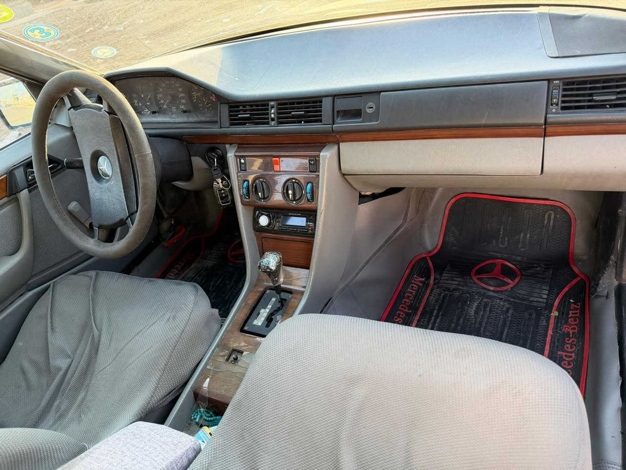 مارسيدس مديل 1986 محدث 1993 
محور بطه 2500 ديلكو سياره كامله مابيها اي نقص سلف ديلكو باتري كله جديد 
تبريد منظومه كامله كمبريسر فان فريز كله جديد ع ايدي. سويتهن
حداديه جديده 
مكينه مكفوله 
غرفه جديده قبل فتره شديتها ومغلفها حتى لاتدمر 
ادامه كل 6 اشهر انسه الحماوه بالصيف وتبريد والحماوه طبيعي 
سياره مال جناي
رقم اربيل شرط الوكاله او التحويل 
السياره صار عندي سنتين ماخليت شي مابدلته شغل درجه اولى 
سعر 60 ورقه وبيها مجال
مكان السيارة ميسان العماره قطاع 30
***********
