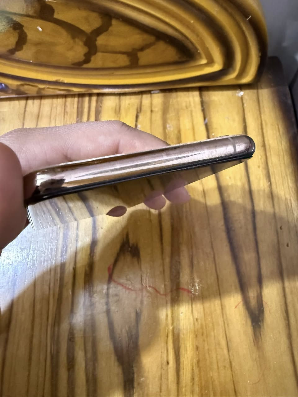 للبيع: آيفون اكس ماكس (iPhone XS Max) - ملك النظافة الداخلية 📱
جهاز بمواصفات عالية وسعر مناسب جداً، والتفاصيل بكل أمانة:
🔹 المواصفات:
• الذاكرة: 256 جيجابايت (مساحة كبيرة جداً).
• اللون: الذهبي الملكي (Gold).
• الفيس آيدي (Face ID): شغال 100% وبصمة الوجه طيارة.
• الشاشة: نظيفة جداً وواضحة (كما موضح بالصور).
🔹 حالة الجهاز (للأمانة التامة):
• البطارية: مبدلة 
• الظهر: يوجد كسر في الزجاج الخلفي (واضح بالصور)، الكسر خارجي فقط وما يأثر على الكاميرا أو الشحن أو الاستخدام نهائياً، وبمجرد وضع "كفر" يختفي تماماً.
• الإطار: نظيف جداً كما موضح في صور الحواف.
• باقي القطع كلها أصلية وشغالة بامتياز ومكفولة من أي نقص 
💰 السعر: 160 ألف دينار (وبي مجال بسيط جداً للشراي) 🤝
📍 المكان: بغداد - مدينة الصدر.
📞 للتواصل والاتصال: ***********
