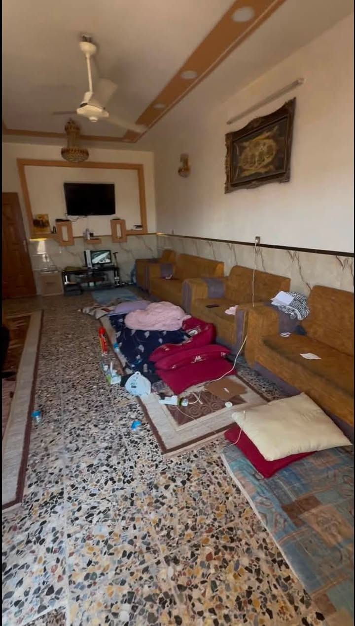 السلام عليكم بيت للبيع منطقة الانتصار حي طهران نهاية شارع ابو عمار الشريفي
مساحة ١٥٠ متر طابقين

واجهة سبعة ونص
نزال ٢١ او ٢٢
يحتوي على كراج كبير يوسع سيارة متوسطة الحجم 

الاستقبال ٧.٥x٣.٥
ومطبخ
وصالة
و غرفة ب الطابق الاول 
و حمام و صحيات ومنور خلفي و منور ب الوسط ب الصالة

الطابق الثاني يحتوي على غرفتين غرفة كبيرة و غرفة وسط و ايضاً يحتوي صحيات و حمام
و سطح واحد

الطابق الاول طابوك و الطابق الثاني بلوك مسلح 

للاستفسار الاتصال على الرقم 

***********
