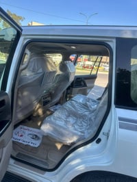 لاند كروز 2018 بيها صبغ ب باب الصدر  من جوه +مفتوح  والباب الخلفي بس ص...