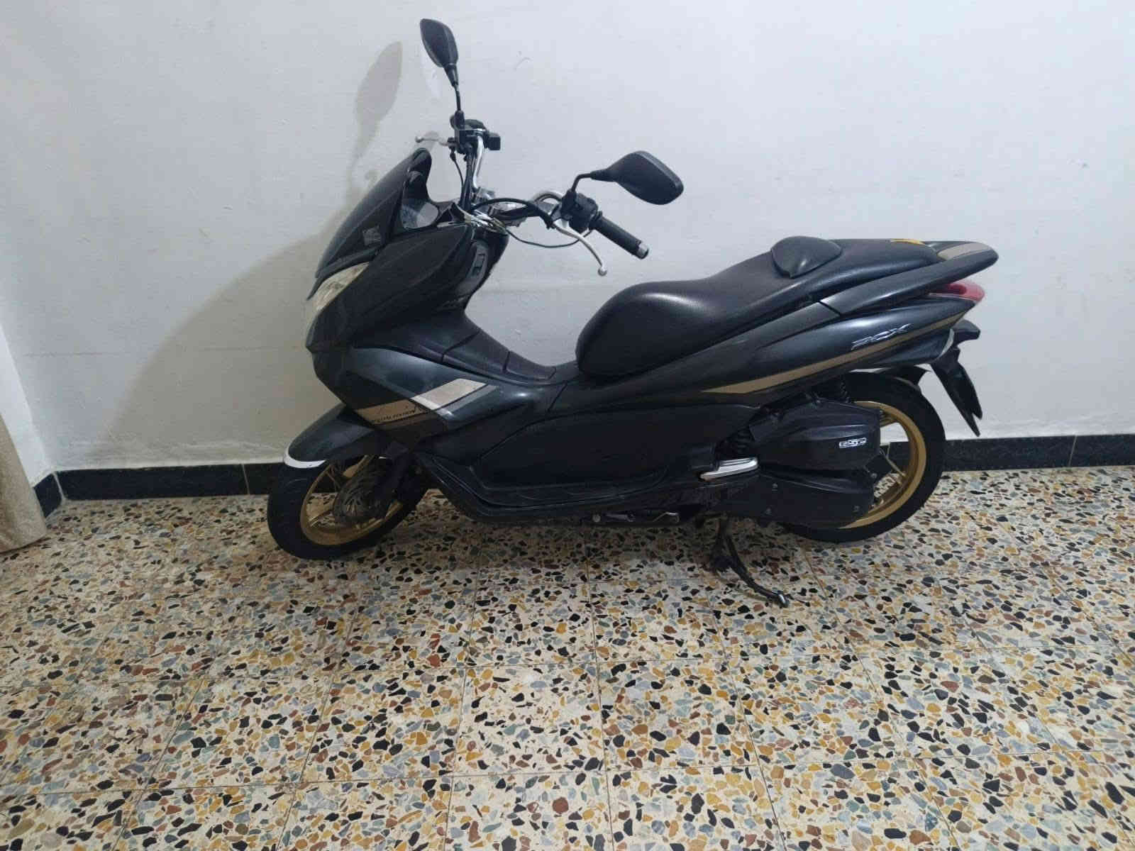 سلام عليكم PCX خمسينيه جيل اول ياباني ☑️ 

كفاله عامه كفر ومكينه بلادي 

حساس ستان ☑️ 

مكينه 125  ☑️  

حساس زدحام ☑️ 
سعره 12 مكاني مدينه الصدر الحبيبيه ***********
