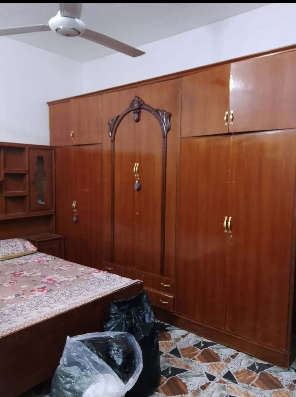 غرفه اخشاب للبيع السعر 550 المكان الرمادي التاميم.     ***********
