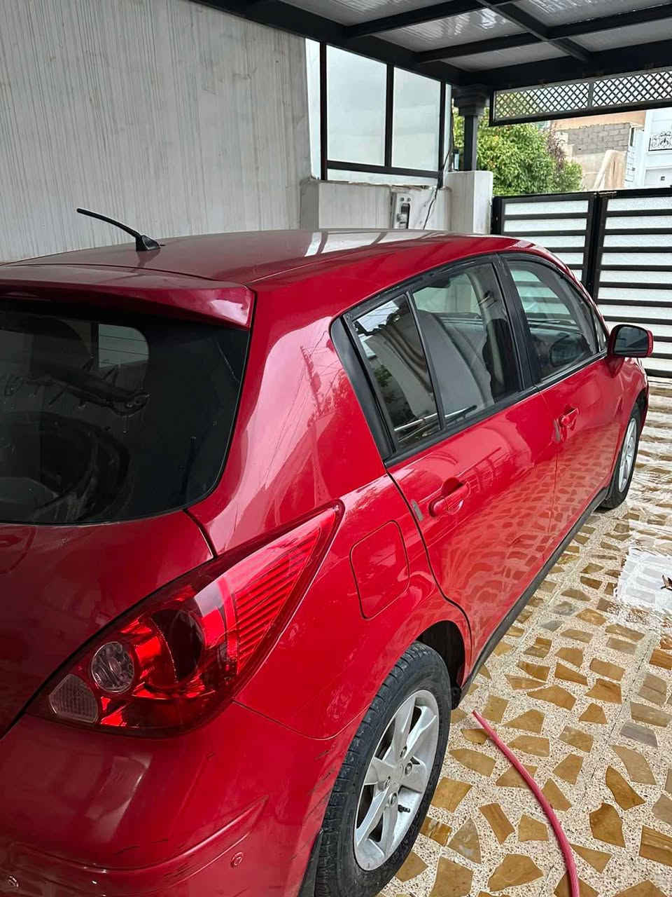 نیسان ڤیرسا ٢٠١١ مەکینە گەورە داروو بەردی بەشەرتە رەقەمو سەنەوی نوێیە دوو پارچەی بۆیاغە چاملغ و بۆنیت یەک تۆز ژوری گرتوە لای سکن بی ئەرباگ پشتەوی سندوقی بەقەدەر بستیک تعدیلە ماباقی هەمووشتی بەشەرت ٥ وەرەقە غەرامەی لەسەرە بۆت دەگیرمەوە
کریارنیت تەلەفۆن مەکە 
*********** أربيل, العراق
