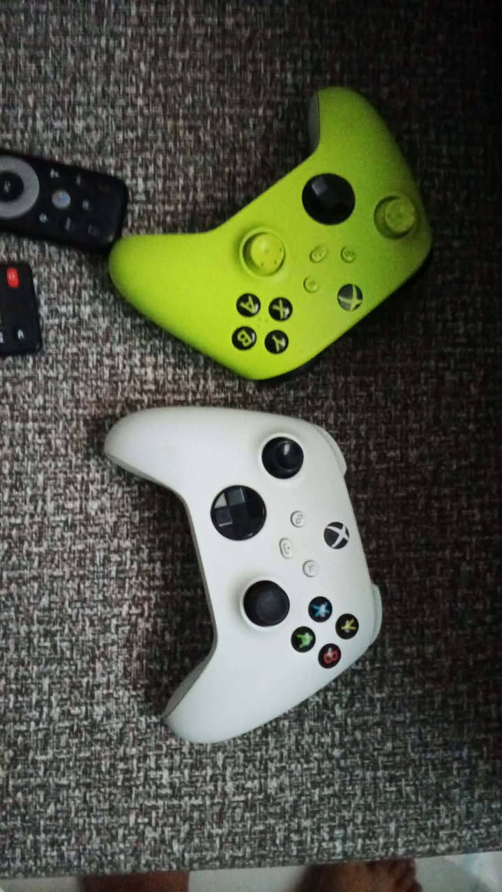 ه اكس بوكس سيريس اس نضيف شرط الفحص للبيع اصدار 22 جوستكين بيهن دكم تعلك فقط وهارد نص تير ويوبي اس +ماوس كيبورد هديه *********** شراي واتساب سعر 470 لحد يكول غالي ويا غراض هواي
