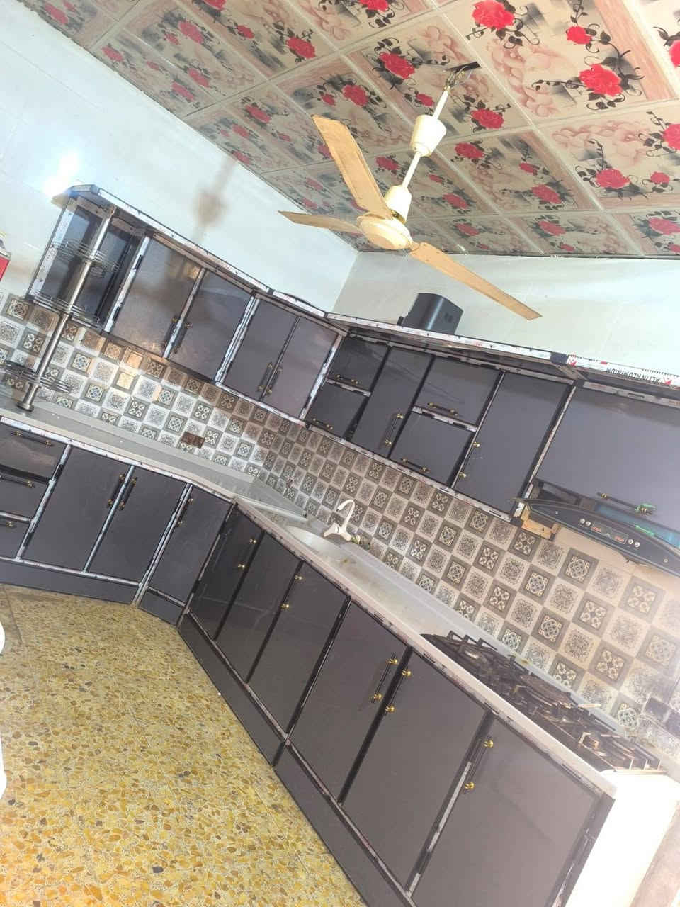 سلام عليكم كاونتر مطبخ للبيع تفصال جديد موديل ٢٠٢٥صار شهرين من اخذته وريد ابيعه سعره مليونين و١٥٠وبيه مجال يشهد لله فصلته ب بمليونين ونص مكانه امن داخلي رقم 
***********
