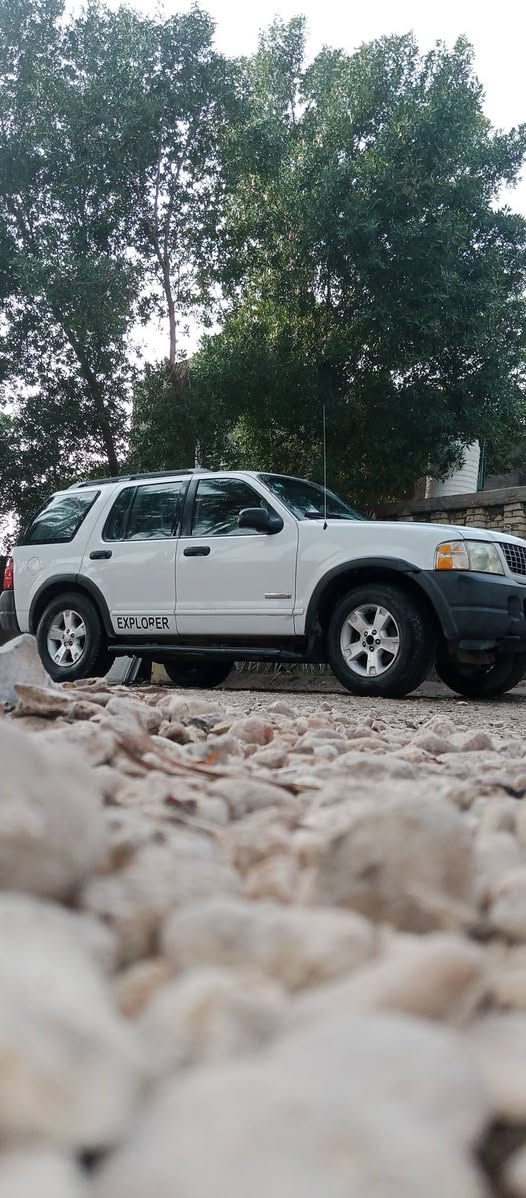 السلام عليكم اخوان 
عندي سياره للبيع.
 فورد اكسبلورر
موديل2003
المواصفات:
خليجيه
السياره مابيهه ضربه ومابيه صبغ
سياره بلاديه 
محرك كير مكفول
7 راكب عائليه
تبريد وتدفه شغال
تخم تاير جديد
اللون ابيض
رقم انكليزي /بغداد
بأسمي 
هزه جديده
السنويه لغايه2030
السعر 85ورقه وبي مجال لشراي
رقم الهاتف/***********
