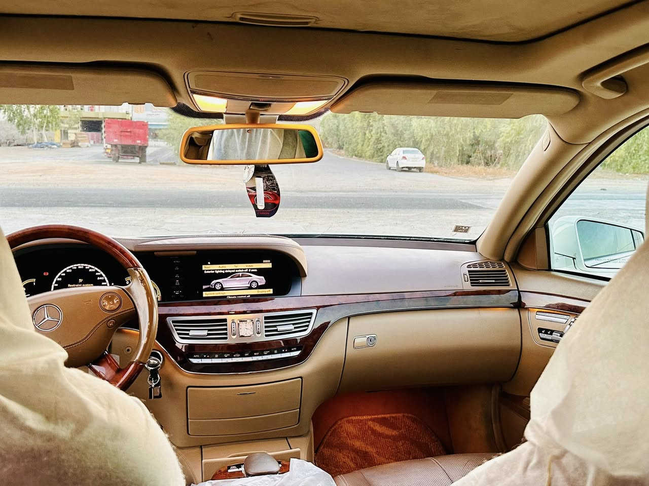 مارسيدس ساغ بي براوة بي موس
موديل ٢٠٠٩ AMGبيلاد V8گيج ٣٢٠ 
كامل گوراوة بة ٢٠١٣ 
سةيارةكة بي دة عم و ليدراوة هةموگياني لةسةر بيلاد ماوةتةوة گيرو مةكينةي بةشةرتي فيتةر نةكراوةتةوة پيش و دواي چوپةكان كارةباي و تةبريت بةشةرت هيج خةلةلي تيانية سةيارةكة مالي خومة كودي بوكراوة مواسةفاتي زورة بوية باسم نةكردوة شوين چةمچةمال 
***********
***********
سعر ٨٨$
