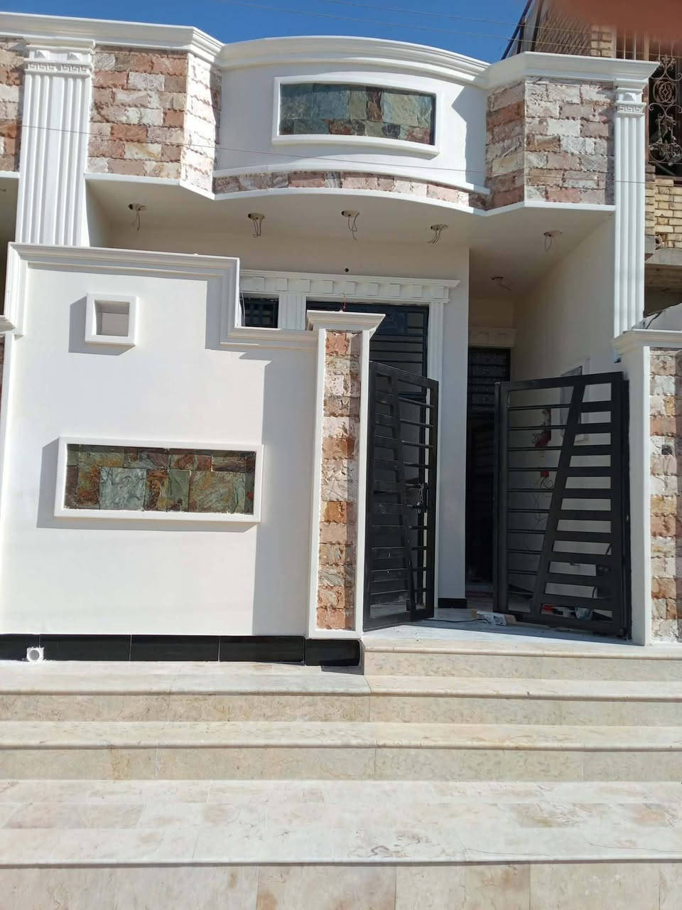 داران للبيع  العنوان حي الغدير مقابيل ساحت مدرسه البيوت عدد اثنين المساحه الواحد 100 متر الوجه 5متر النزال 20متر بناء حديث  ماينباعن ع المبادره الاستفسار  اتصال  ***********  @إشارة
