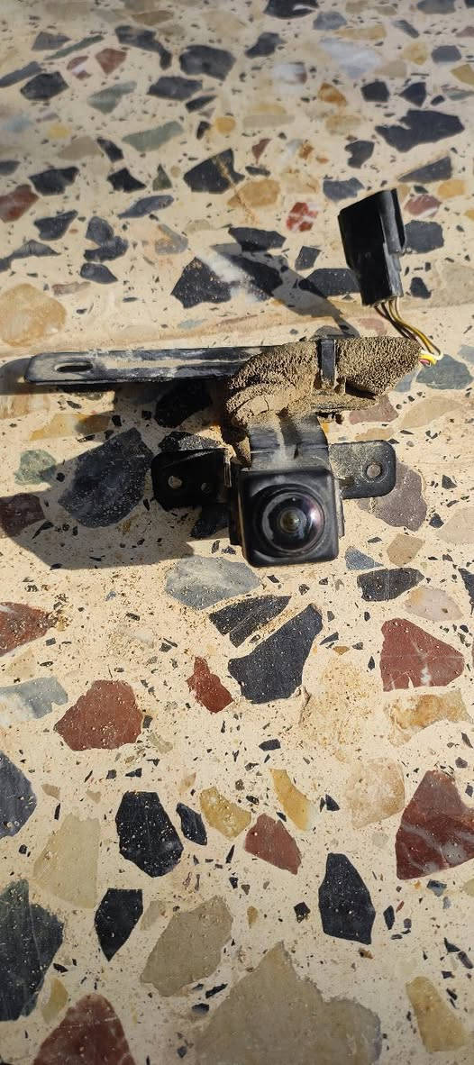 كامرة اماميه 
لايتات كاملات هنه وكلوباتهن وتحكم مالهن نيسان روج 2013
ودبلات اماميه 
وبنيد ~ عندي هواي غراض اله 
مكانهن ديوانية ***********
